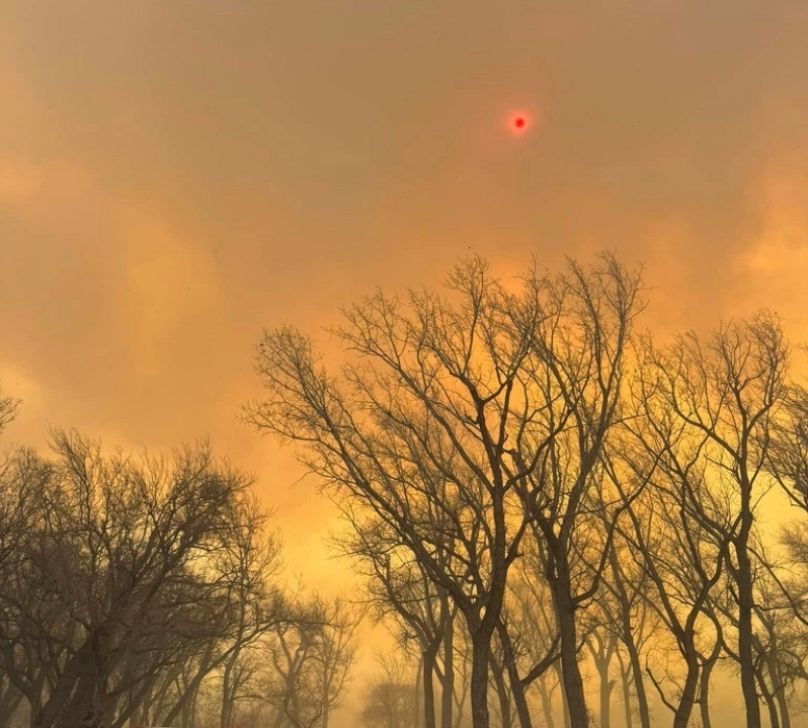 Teksas Panhandle'da gökyüzünü kaplayan duman nedeniyle Güneş bir alev topu görünümüne büründü
