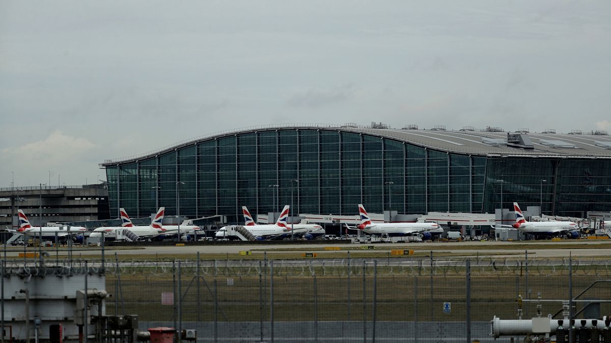 Aerei della British Airways parcheggiati all'aeroporto di Heathrow a Londra.