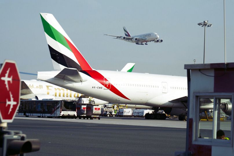 Un jumbo jet Airbus A380 di Emirates atterra all'aeroporto internazionale di Dubai.