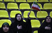 Donne iraniane cantano l'inno nazionale durante un comizio elettorale in vista delle elezioni del 1° marzo, Teherean, Iran, 27 febbraio 2024