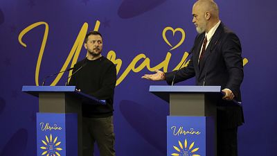 Volodimr Zelenszkij ukrán elnök (balra) és Edi Rama albán miniszterelnök Tiranában 2024.02.28-án 