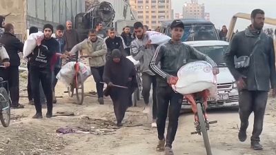 سكان غزة يتسابقون لإستلام المساعدات الغذائية