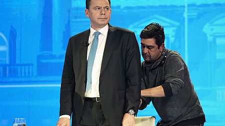 ناشط مناخي يلقي  الطلاء على زعيم الحزب البرتغالي لويس مونتينيغر