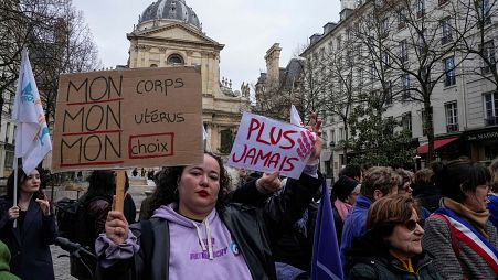 Сторонницы абортов на акции в их поддержку в Париже