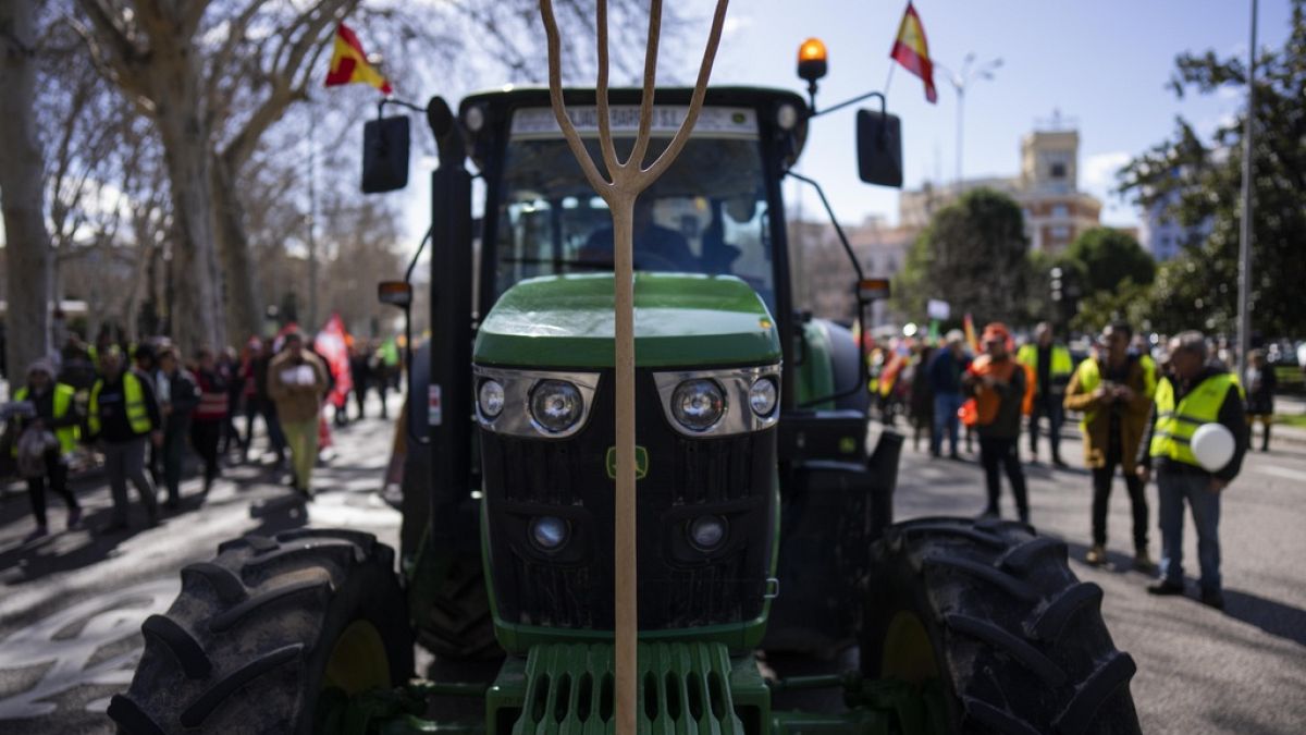 Spanish and French farmers block Catalonia border crossing in protest at EU policies thumbnail