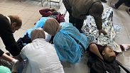جرحى من جراء حادثة شارع الرشيد ملقون على أرض مستشفى في غزة