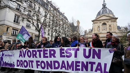 اجتماع حامیان حق سقط جنین زنان در محوطه بیرونی دانشگاه سوربون فرانسه
