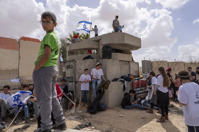 إسرائيليون يتجمعون عند معبر نيتسانا الحدودي الإسرائيلي مع مصر احتجاجا على إيصال المساعدات إلى غزة
