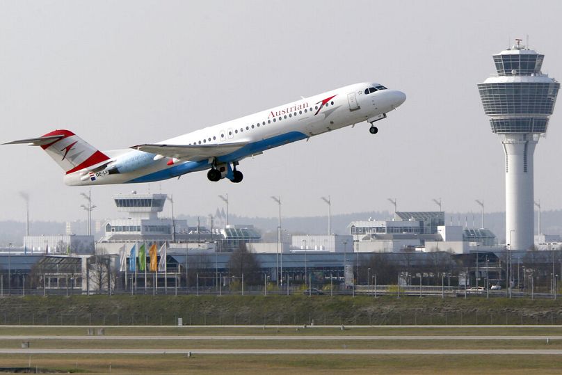 Самолет Austrian Airlines вылетает из аэропорта Мюнхена.