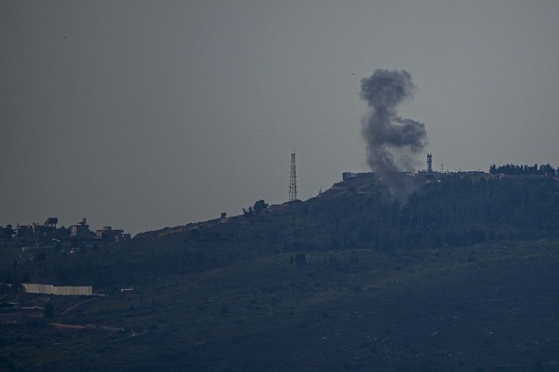 دخان يتصاعد في شمال إسرائيل بعد هجوم صاروخي من جنوب لبنان، الثلاثاء 27 فبراير