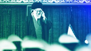 Vrhovni vođa ajatolah Ali Khamenei pozdravlja tijekom sastanka s vojnim zrakoplovstvom i osobljem protuzračne obrane, u Teheranu, veljača 2024.