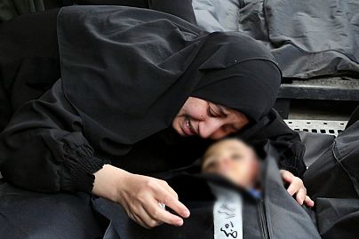 İsrail bombardımanında ölen çocuğunun başında ağlayan Gazzeli bir anne