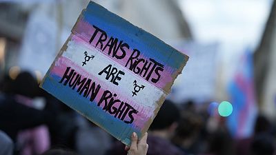 Dimostranti partecipano a una marcia in occasione della Giornata internazionale della visibilità transgender a Lisbona, giovedì 31 marzo 2022.
