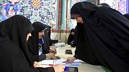 İran'da 2020 Parlamento seçimlerinde oy kullanmak için resmi prosedörü tamamlayan bir seçmen 