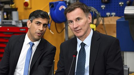 Britanski premijer Rishi Sunak, lijevo, i britanski ministar financija Jeremy Hunt u Yorkshireu, Engleska.  26. veljače 2024. 