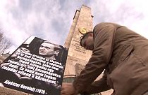 Poster commemorativo di Navalny affisso al monumento dei soldati sovietici a Budapest