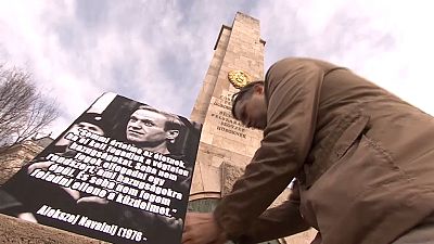 Poster commemorativo di Navalny affisso al monumento dei soldati sovietici a Budapest