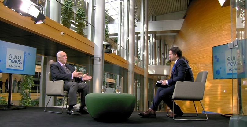 Ο Βαγγέλης Μεϊμαράκης συνομιλεί με τον δημοσιογράφο του euronews, Πάνο Κιτσικόπουλο