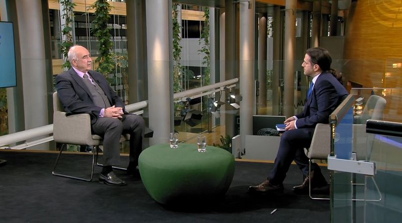 Ο Βαγγέλης Μεϊμαράκης συνομιλεί με τον δημοσιογράφο του euronews, Πάνο Κιτσικόπουλο