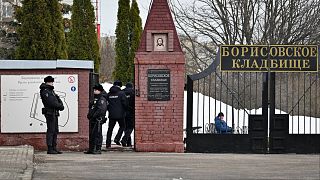 الشرطة الروسية تطوق مدخل المقبرة التي سيوارى فيها جثمان المعارض ألكسي نافالني