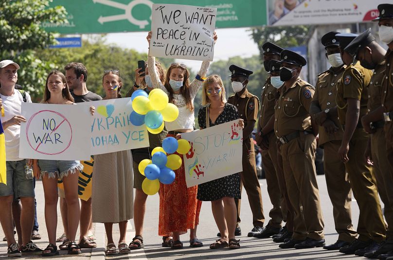 اوکراینی ها در اعتراض به حمله نظامی کرملین به کشورشان در مقابل سفارت روسیه در پایتخت سریلانکا