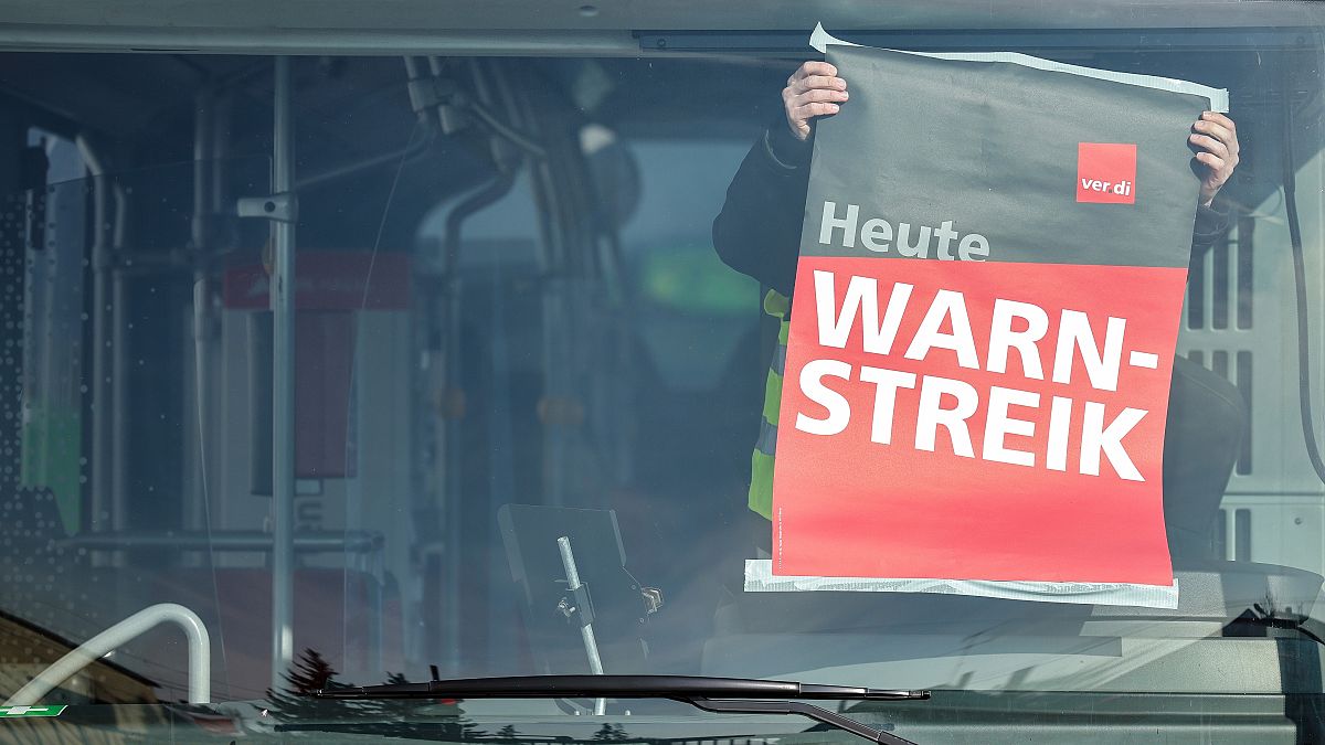 Работниците в местния обществен транспорт започват „предупредителни стачки“ в цяла Германия, смущавайки пътуващите