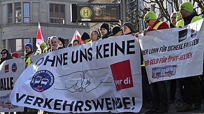 عمال النقل العام يتظاهرون وسط مدينة إرفورت، ألمانيا، 29 فبراير 2024.
