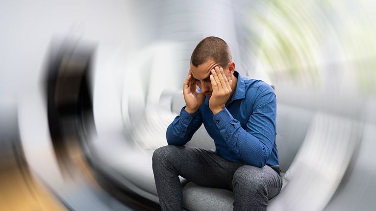 A new study hints that COVID-19 can impact cognitive performances up to more than a year after having contracted the virus.
