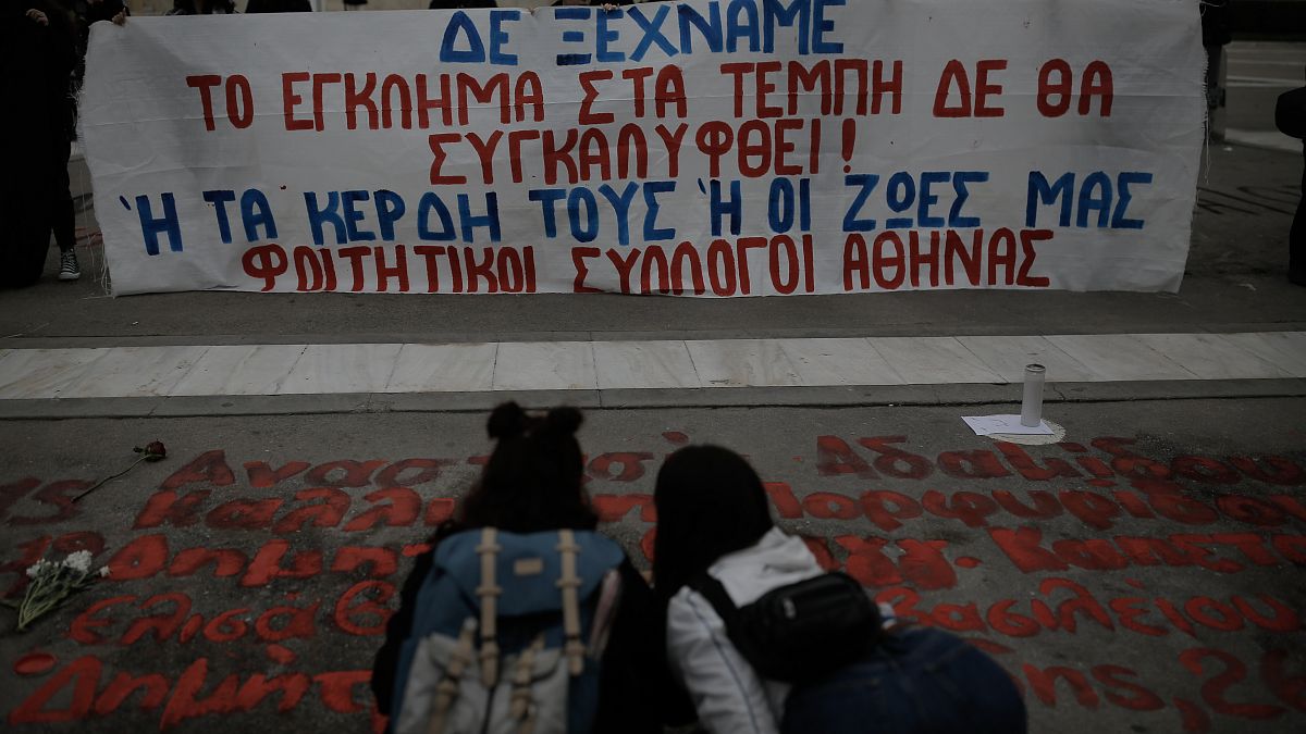 Φοιτητές ξαναγράφουν τα ονόματα των θυμάτων του σιδηροδρομικού δυστυχήματος των Τεμπών μπροστά από το κτίριο της Βουλής