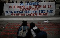 Φοιτητές ξαναγράφουν τα ονόματα των θυμάτων του σιδηροδρομικού δυστυχήματος των Τεμπών μπροστά από το κτίριο της Βουλής