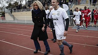 Präsident Emmanuel Macron bei einem Fußballspiel in einem Vorort von Paris