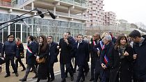 Олимпийскую деревню в пригороде Парижа открыл президент Франции Эммануэль Макрон
