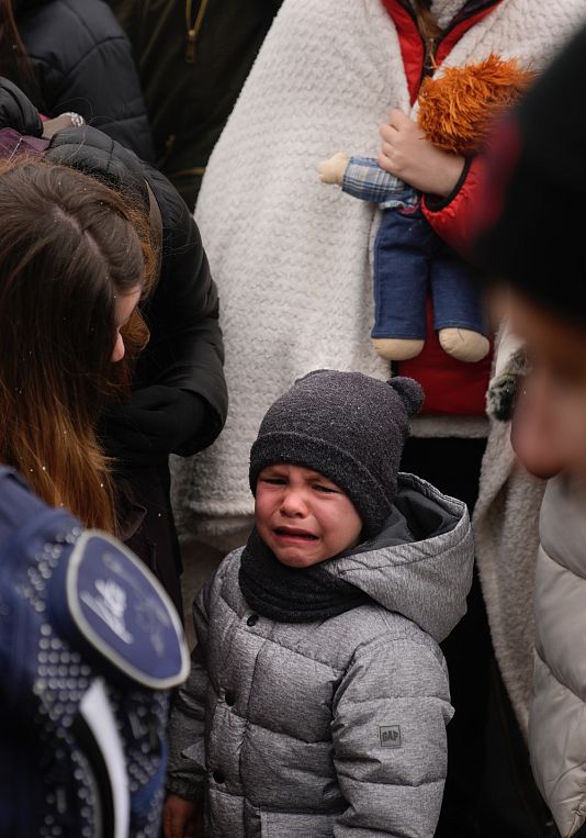Egy síró gyermek az ukrán-lengyel határon, 2022 márciusában