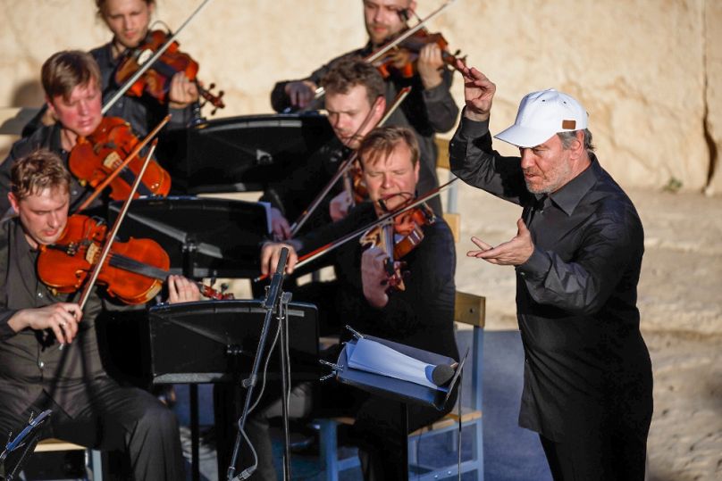 Valerij Gergijev a szentpétervári szimfonikus zenekart vezényelte Palmürában, 2016-ban