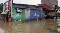 مياه الفيضانات تملأ شارعًا خارج متجر ميكانيكي في كوبيجا، بوليفيا، 29 فبراير 2024.