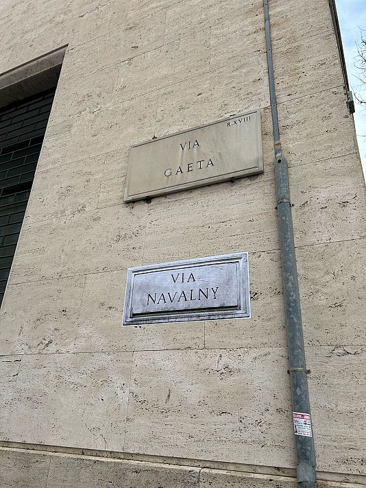 A Roma è comparso un cartello con su scritto "Via Navalny" sotto quello originale di Via Gaeta dove ha sede l'Ambasciata russa in Italia