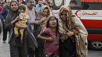 نساء وأطفال فلسطينيون في مستشفى الشفاء في غزة أصيبوا جراء قصف إسرائيلي عنيف