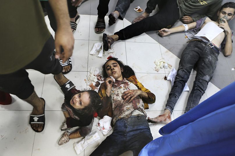 طفلتان أصيبتا بجروح جراء القصف الإسرائيلي في غزة 17/10/2023
