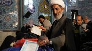Un clérigo deposita su voto durante las elecciones parlamentarias y a la Asamblea de Expertos en un colegio electoral en Teherán, Irán, el viernes 1 de marzo de 2024. 