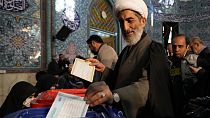 Un clérigo deposita su voto durante las elecciones parlamentarias y a la Asamblea de Expertos en un colegio electoral en Teherán, Irán, el viernes 1 de marzo de 2024. 