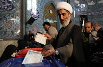 Um clérigo vota durante as eleições parlamentares e da Assembleia de Peritos numa assembleia de voto em Teerão, no Irão, na sexta-feira, 1 de março de 2024. 