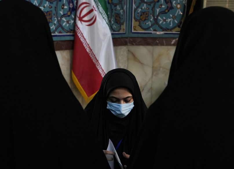 Сотрудница избирательного участка в Тегеране