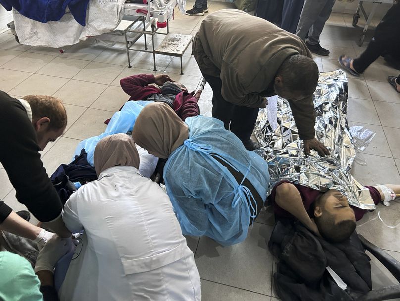 Sebesültek a gázavárosi segélyosztásnál kitört pánik után az as-Sifa kórházban