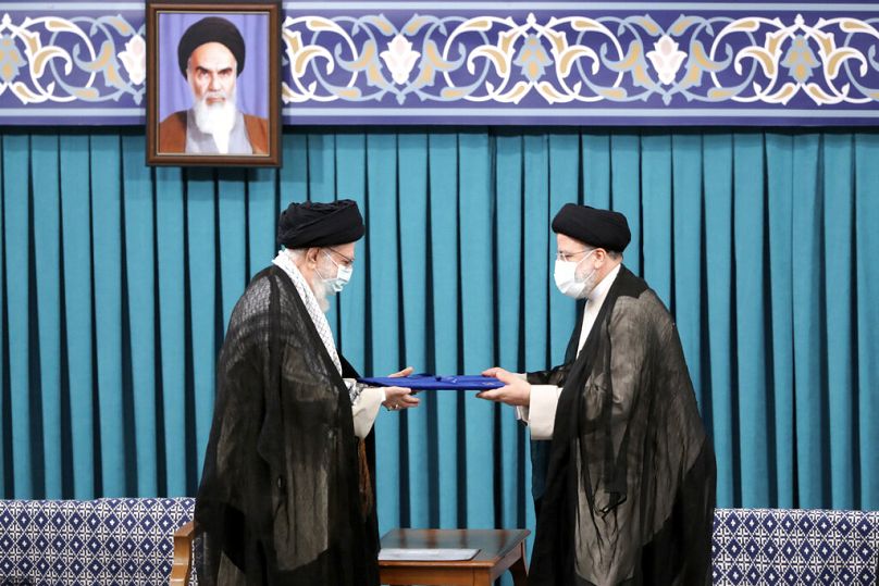 Khamenei és Raiszi, az alapító árnyékában