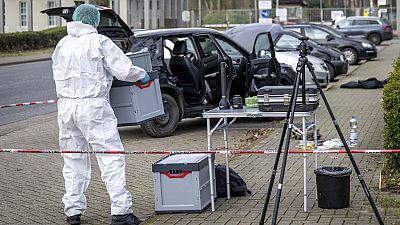 Um agente forense trabalha junto a um carro em frente ao quartel de Von D'ring em Rotenburg, Alemanha, na sexta-feira, 1 de março de 2024.