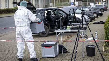 Kriminaltechniker untersucht ein Auto vor der Von-D'ring-Kaserne in Rotenburg, 1. März 2024.