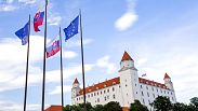 ARCHÍV: szlovák és uniós zászlók a pozsonyi várnál, 2016. június 30-án