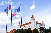 ARCHÍV: szlovák és uniós zászlók a pozsonyi várnál, 2016. június 30-án