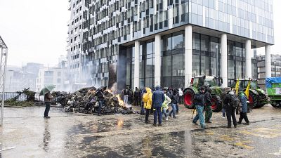 Фермеры устроили костёр из покрышек и припарковали трактора возле учреждений Евросоюза в Брюсселе