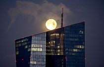 La luna tramonta dietro la Banca centrale europea a Francoforte, Germania, giovedì 25 gennaio 2024.